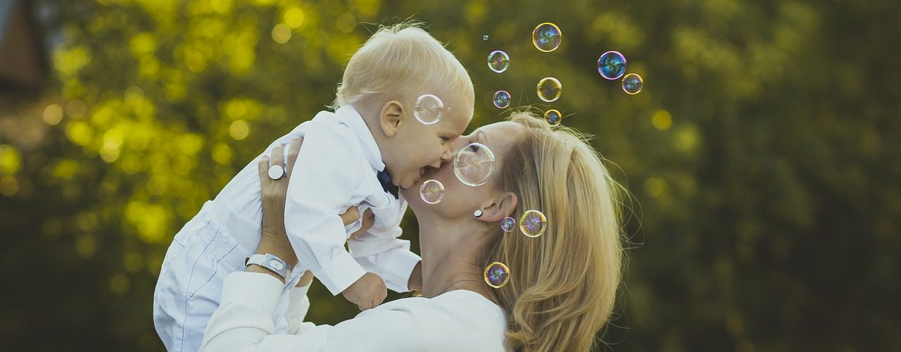 s'occuper d'un bébé